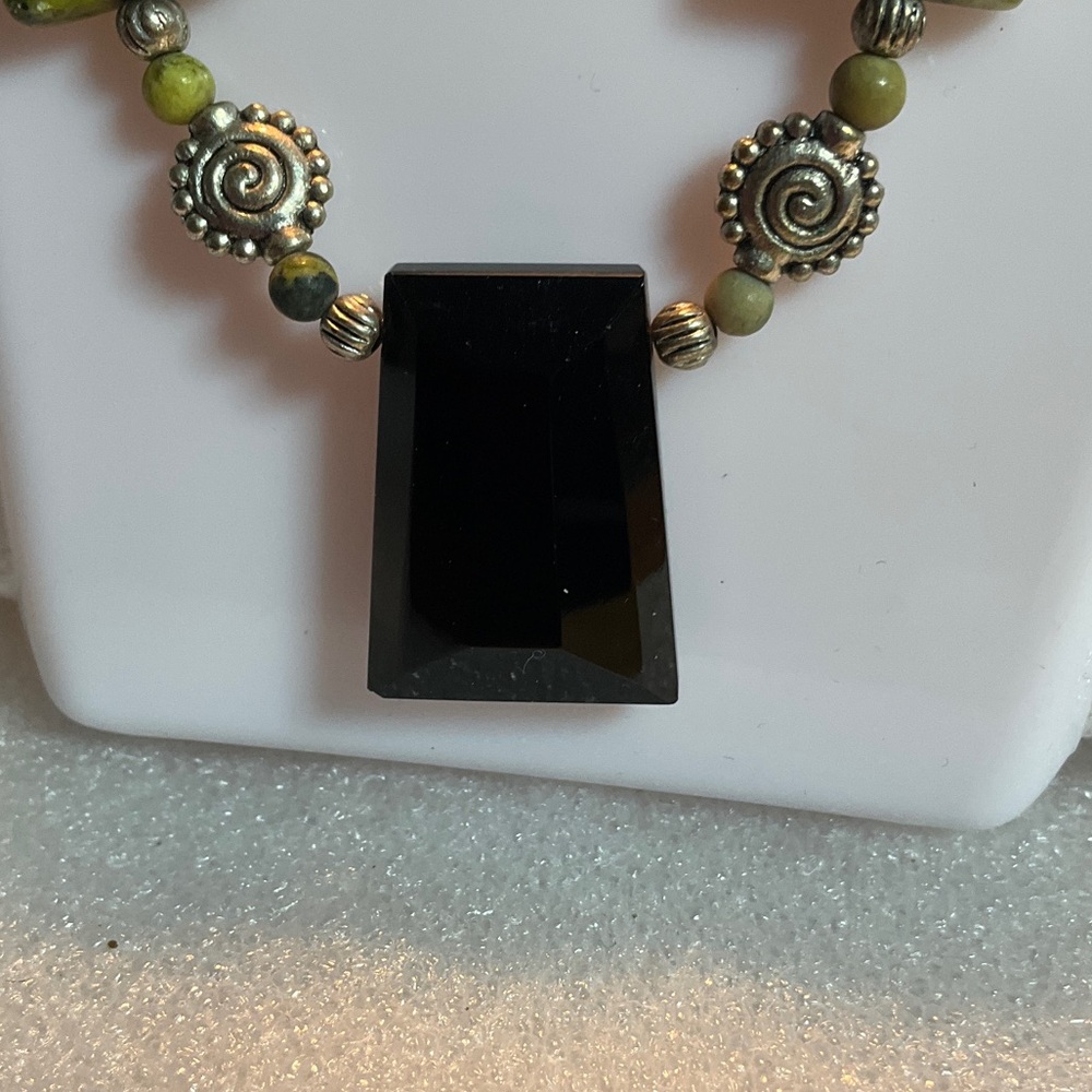 Elegant Black and Green Stone Necklace - Picture 2 of 6